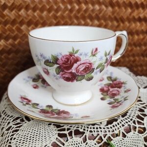 👉*VTG* QUEEN ANNE #8674 ENGLISH BONE CHINA TEA CUP & SAUCER SET ~WILD ROSES